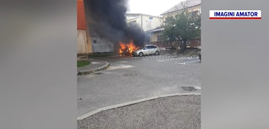 Două mașini au ars într-o parcare din Târgoviște. Nu se știe de la ce a pornit focul