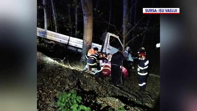 Sfârșit tragic pentru un bărbat din Vaslui. A murit după ce mașina în care era pasager s-a izbit de un copac