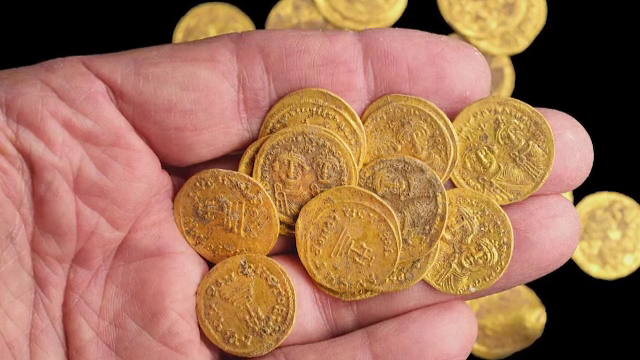 Zeci de monede vechi de peste o mie de ani au fost descoperite într-un oraș din Israel