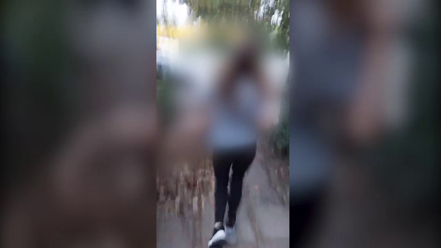 O femeie a amenințat că își aruncă fetița înfășurată într-un cearșaf în fața mașinilor. Motivul este halucinant