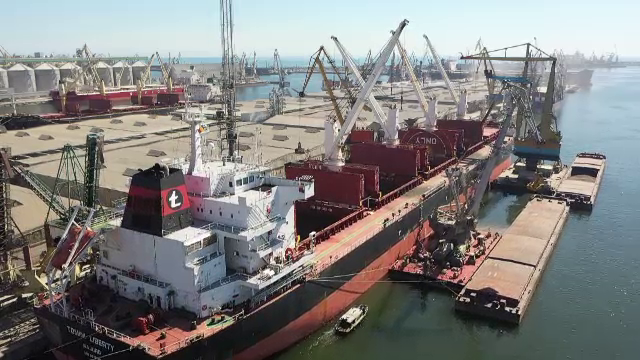 Unde a dus nepăsarea statului în Portul Constanța. Navele așteaptă cu zilele un loc liber, TIR-urile stau la cozi kilometrice
