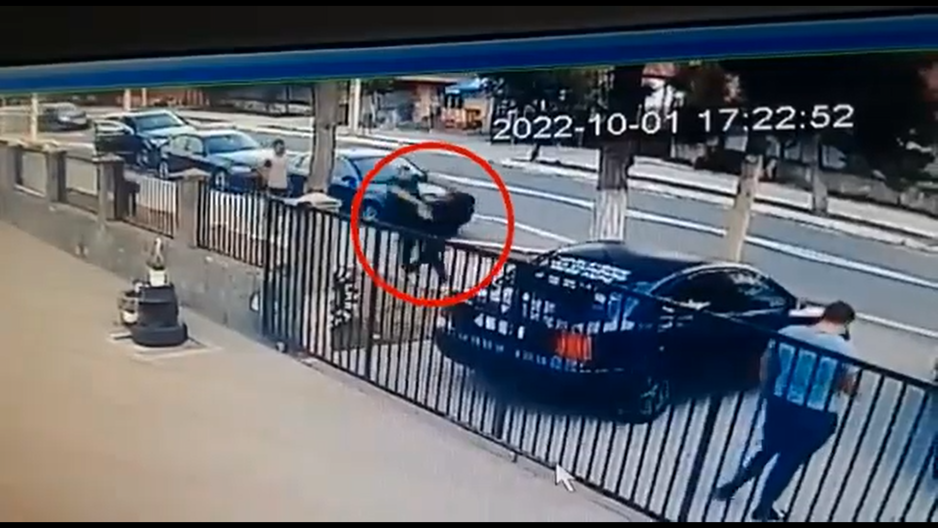 Scandal în centrul orașului Babadag. Un bărbat l-a atacat din gelozie cu un topor pe actualul iubit al fostei soții