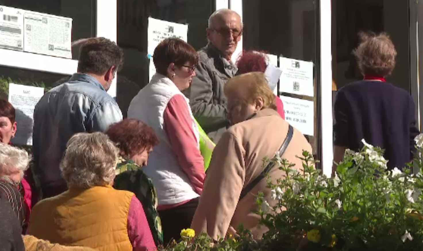 Pensionarii au luat cu asalt primăria din Galați, pentru 30 de lei ajutor de încălzire. „Noi murim de foame”