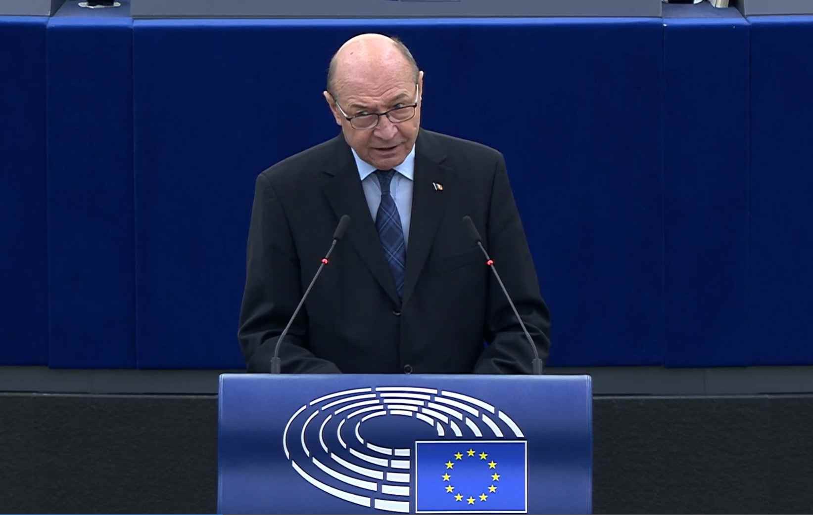 Traian Băsescu acuză foști lideri europeni că s-au pus „în slujba lui Putin”. A stârnit aplauze în Parlamentul European
