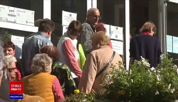 Pensionarii au luat cu asalt primăria din Galați, pentru 30 de lei ajutor de încălzire. „Noi murim de foame”