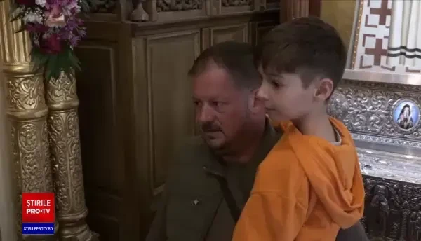 Forfotă în curtea Catedralei Mitropolitane Iași: Sute de pelerini au venit pentru a se închina la Sfânta Cuvioasă Parascheva