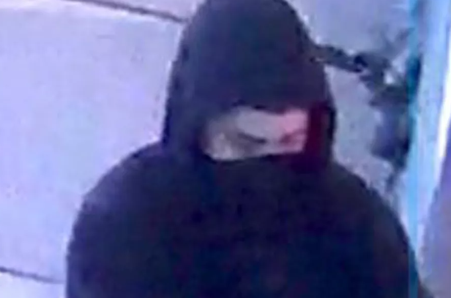 Un tânăr a încercat să răpească o fetiță de 10 ani de lângă școală. Ce au făcut părinții după ce l-au recunoscut la TV