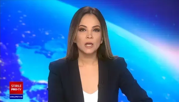 Anchetă în Mureș după ce un consilier local a postat pe rețelele sociale poze cu un pui de urs înfipt în furca unui utilaj