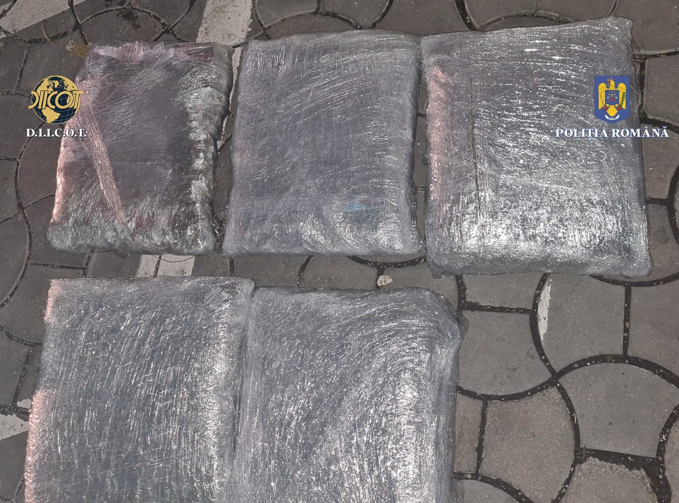 Două persoane au fost reținute când ridicau un colet cu droguri primit din Spania, în București. VIDEO