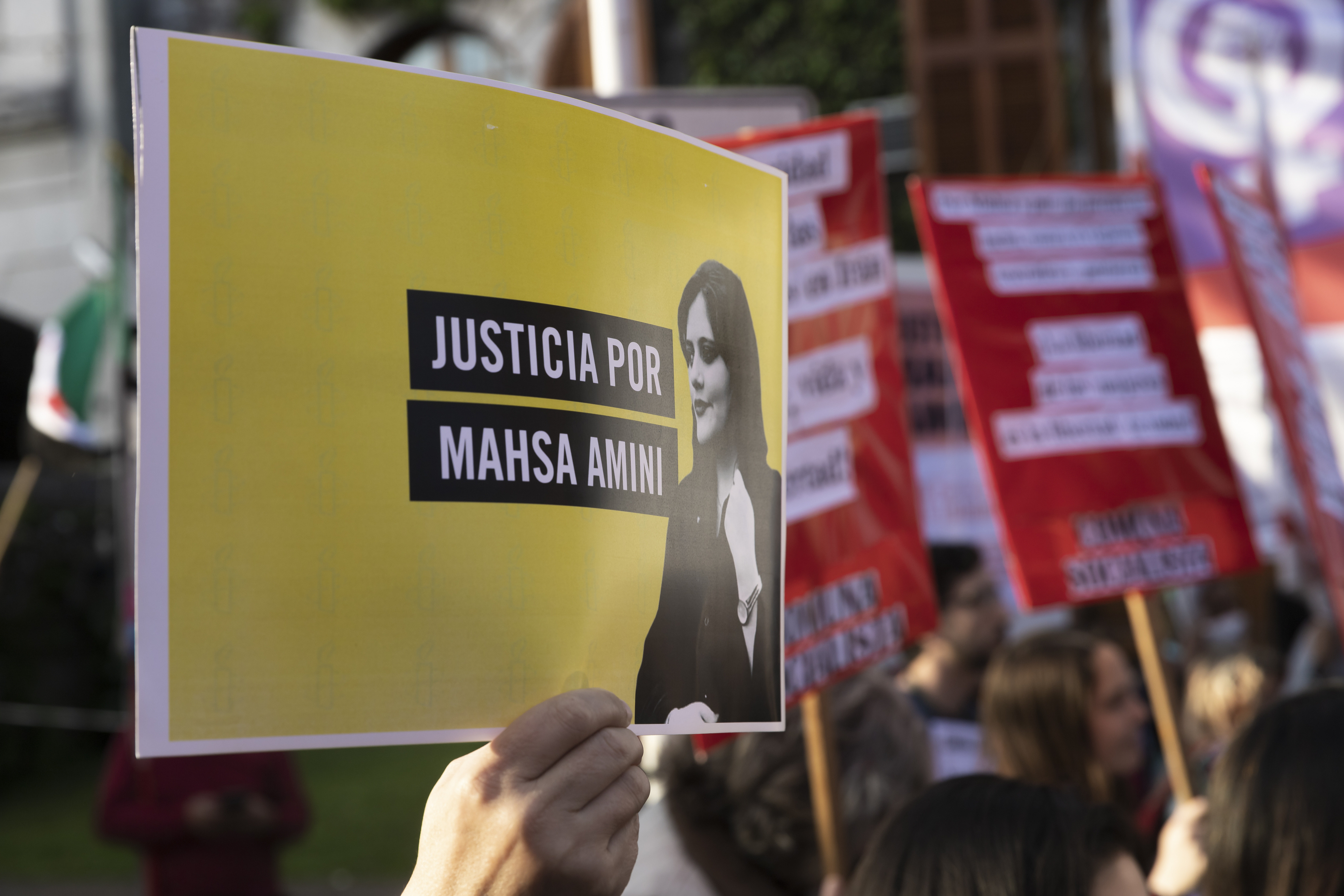 Forţele iraniene de securitate l-au reţinut pentru scurt timp pe tatăl lui Mahsa Amini, în ziua comemorării morţii acesteia