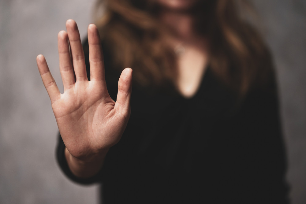 O fată din Vaslui a scăpat de un viol pentru că agresorul s-a dovedit inapt. Era chiar bărbatul care o crescuse