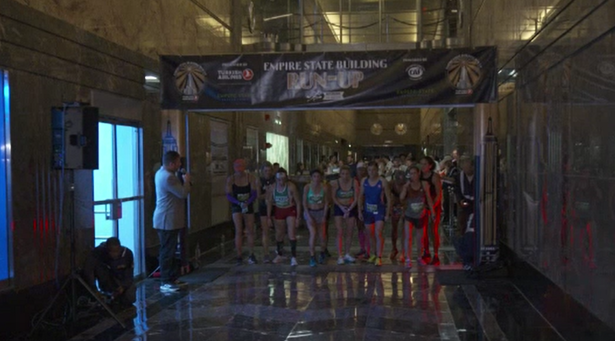 Peste 350 de persoane au alergat pe scările Empire State Building. Un malaezian și o americancă au fost cei mai rapizi