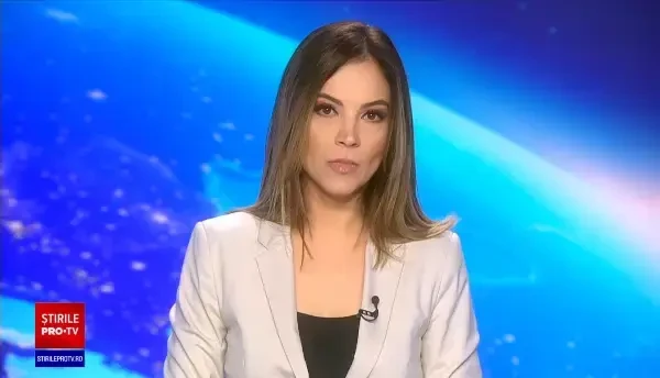 Momentul în care un bărbat fură capacele roților mașinii de poliție. VIDEO