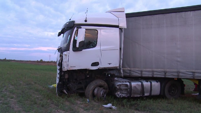 Accident cumplit în Dâmbovița. Două persoane și-au pierdut viața după ce un TIR a lovit în plin microbuzul în care se aflau