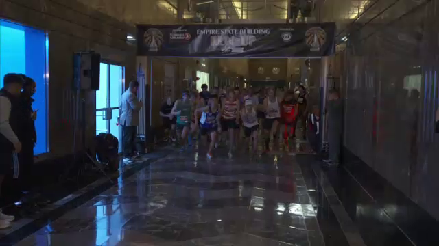 Peste 370 de concurenți s-au luat la întrecere pe treptele faimoasei clădiri din New York, „Empire State Building”