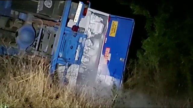 Pericol de explozie pe o șosea din Constanța. O cisternă încărcată cu GPL s-a răsturnat într-o curbă