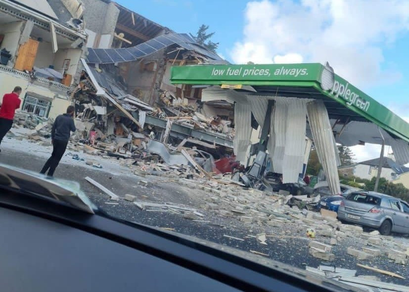 Sapte morţi în urma unei explozii la o benzinărie din nord-vestul Irlandei | VIDEO