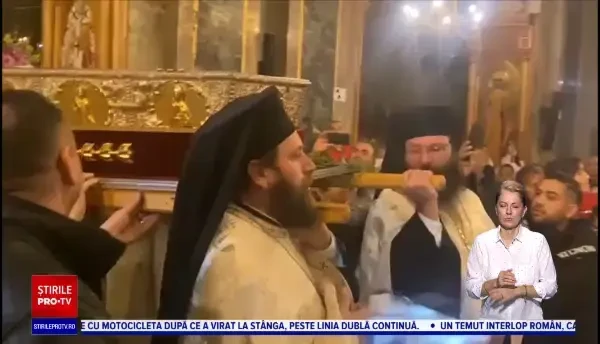 Pelerinii așteaptă să se închine la moaștele Sfintei Parascheva. Racla a fost scoasă în curtea Catedralei Mitropolitane Iași