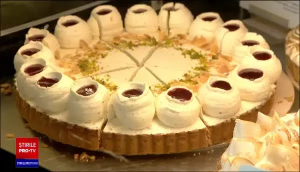 Scumpirile îi amărăsc pe iubitorii de dulciuri. De ce au devenit prăjiturile mai mici și mai scumpe