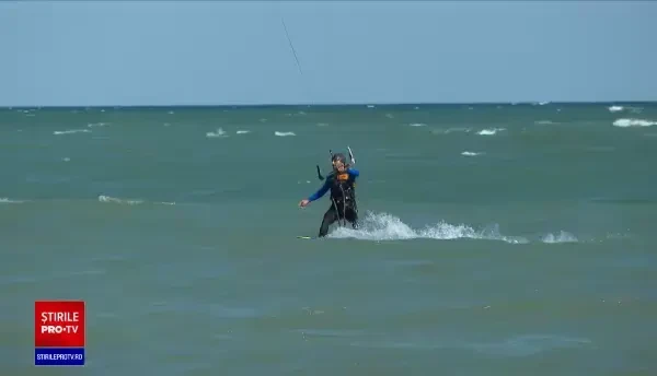 Litoralul, luat cu asalt de turiști și în octombrie. Cum s-au relaxat pe plajă într-un weekend călduros