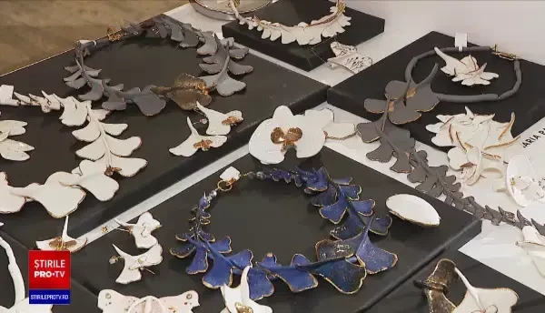 Bijuteriile realizate în serie mică sau unicate devin din ce în ce mai apreciate în România. Unde pot fi văzute