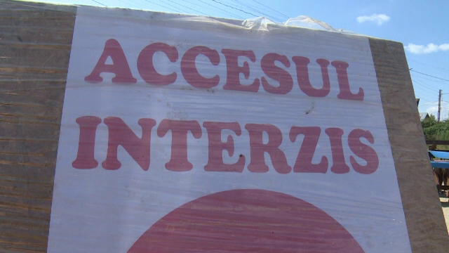 15 familii din Dâmbovița, puse în situația în care drumul de acces către casele lor a fost blocat. Cine se face vinovat