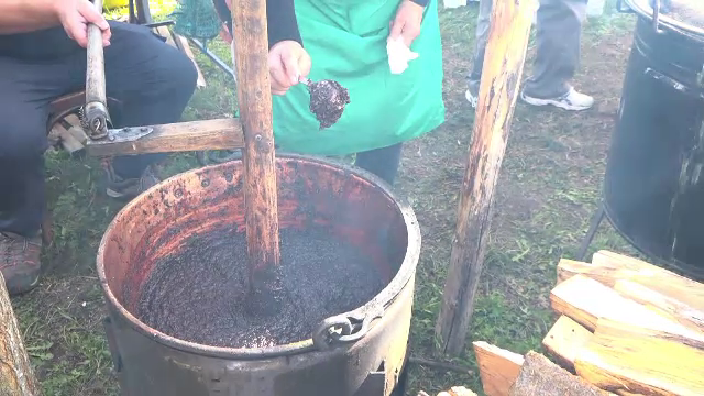 Festival de toamnă la Cluj. Micii producători din Vultureni le arată oamenilor cum se face „silvoița”