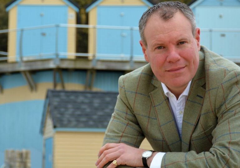 Un ministru britanic a fost dat afară din Guvern după ce a pus mâna pe un bărbat