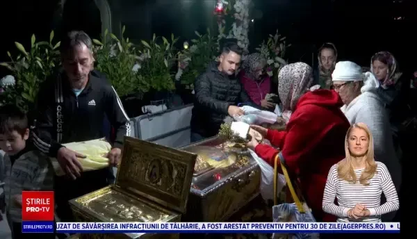 Mii de oameni au petrecut noaptea la o coadă de doi kilometri pentru a se închina la moaștele Sfintei Parascheva