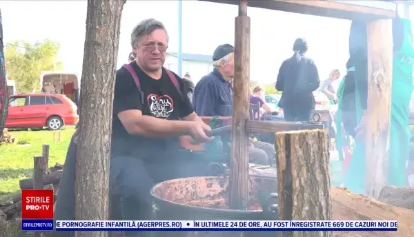 Festival de toamnă la Cluj. Micii producători din Vultureni le arată oamenilor cum se face „silvoița”