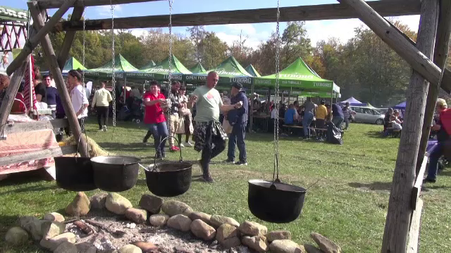 Mii de oameni s-au strâns în Slănic Moldova, la Răvășitul Oilor. ”Extraordinar de bine, nemaipomenit”