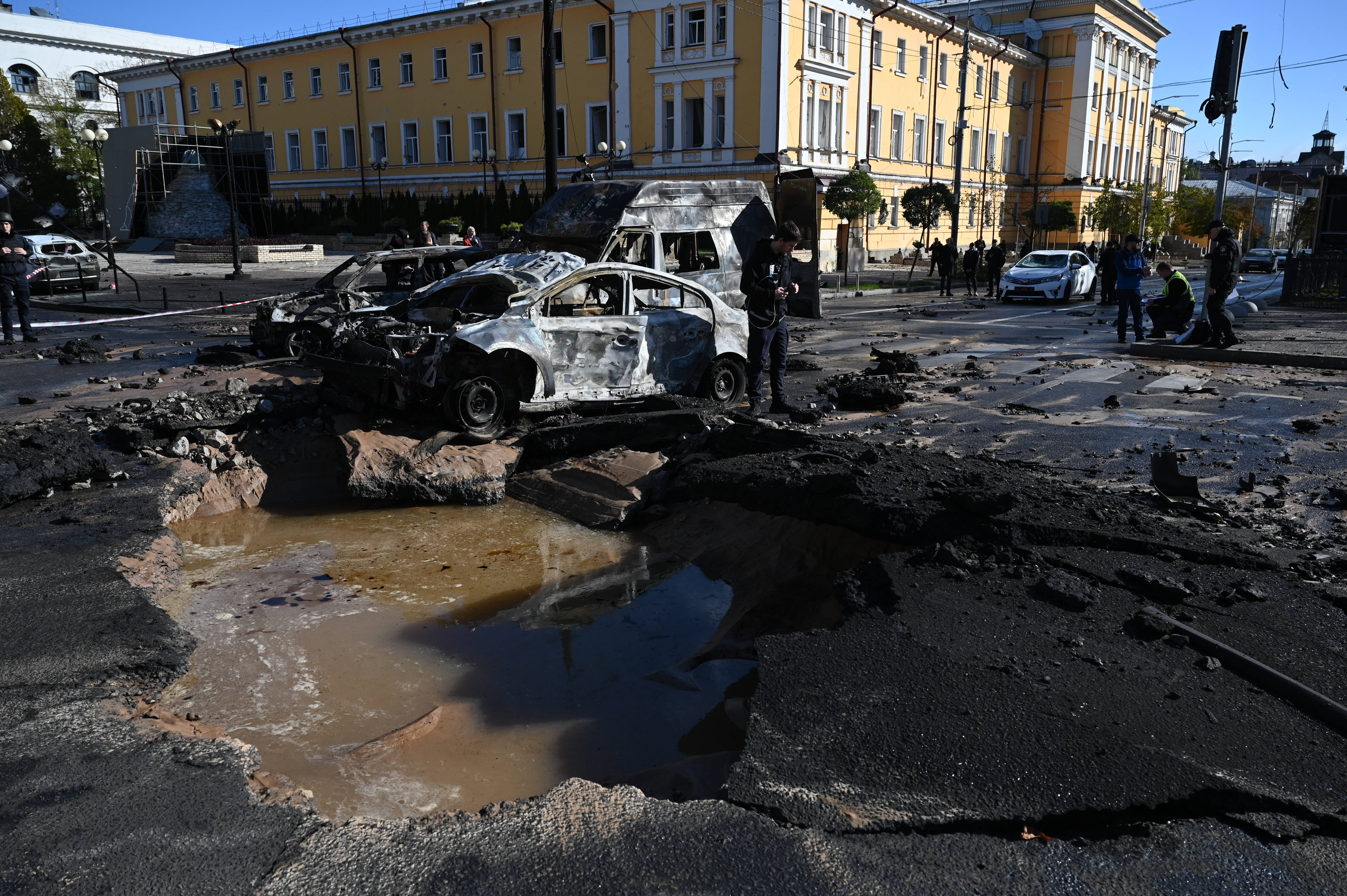 Numeroase regiuni ale Ucrainei au rămas fără curent electric după atacurile ruse de luni dimineaţa
