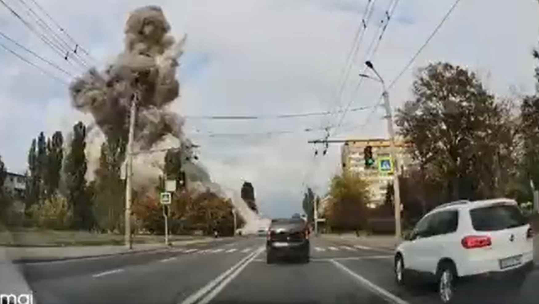 Momentul bombardamentului din Kiev, surprins cu o cameră de bord. Mașinile din trafic au întors imediat