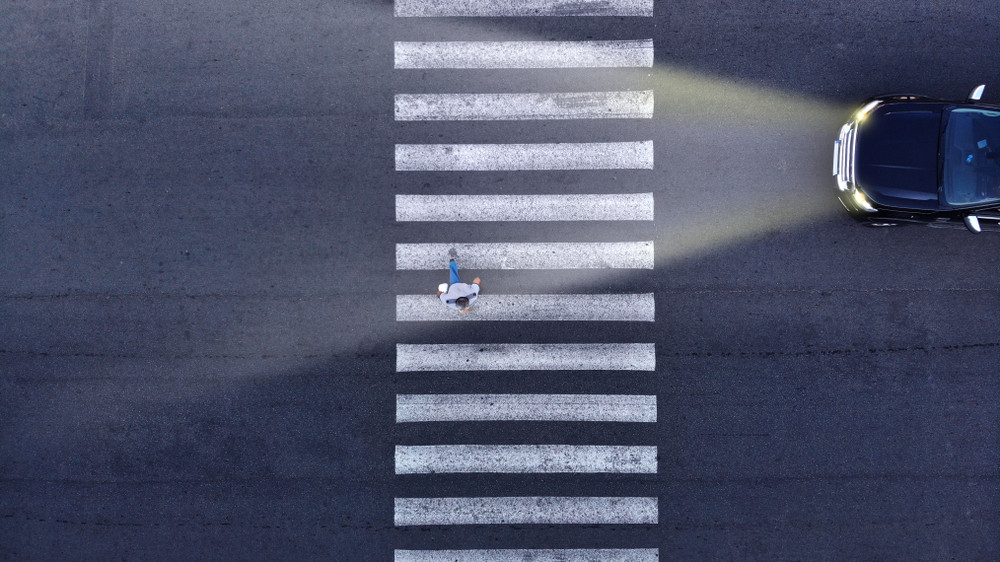 Un bărbat este cercetat penal după ce și-a trasat propria trecere de pietoni pe un drum național din Bistrița-Năsăud