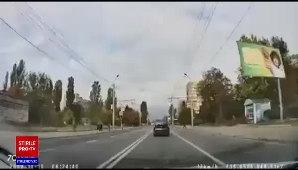 Momentul bombardamentului din Kiev, surprins cu o cameră de bord. Mașinile din trafic au întors imediat