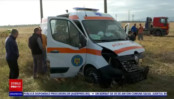O ambulanță și o mașină, implicate într-un accident în Buzău. Șase persoane, între care o asistentă, au fost rănite FOTO