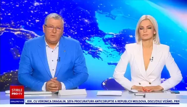 Un pui de lebădă a fost salvat de câțiva turiști care erau în concediu, în Delta Dunării. Pasărea era grav rănită la picior