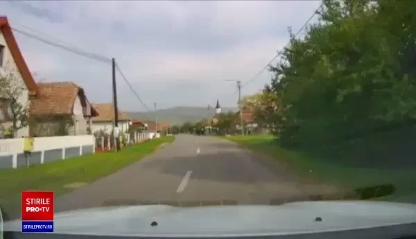 Momentul în care un copil de șapte ani este lovit de mașină, pe marginea drumului. Băiatul este în comă. VIDEO