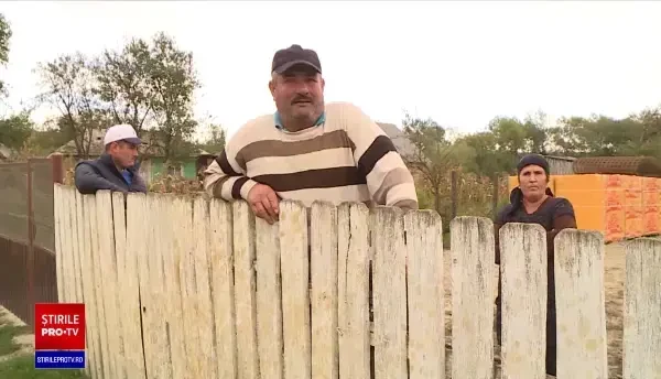 Elevii, împărțiți între școală și părinți. Cum ajung unii copii să fie încurajați să abandoneze școala