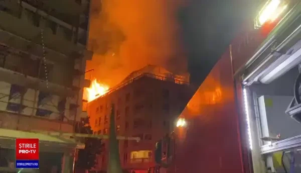 Mai multe autospeciale s-au deplasat la o clădire din zona Șoseaua Nordului din București, după ce acoperișul unui apartament a luat foc.