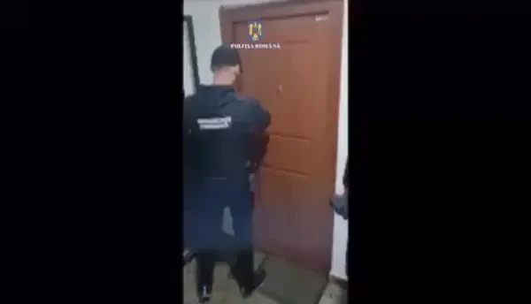 Înșelăciune cu haine vechi: Cum au reușit două persoane să câștige bani făcând cumpărături online