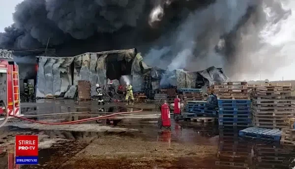 Incendiu puternic la un depozit din Voluntari. Se aud explozii succesive din interiorul clădirii. A fost emis RO-Alert | FOTO