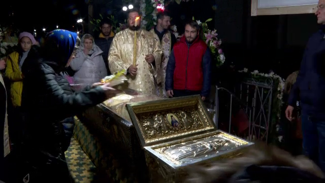 Sărbătoare în lumea ortodoxă. Peste 150.000 de credincioşi au trecut până acum pe la racla cu moaștele Sfintei Parascheva