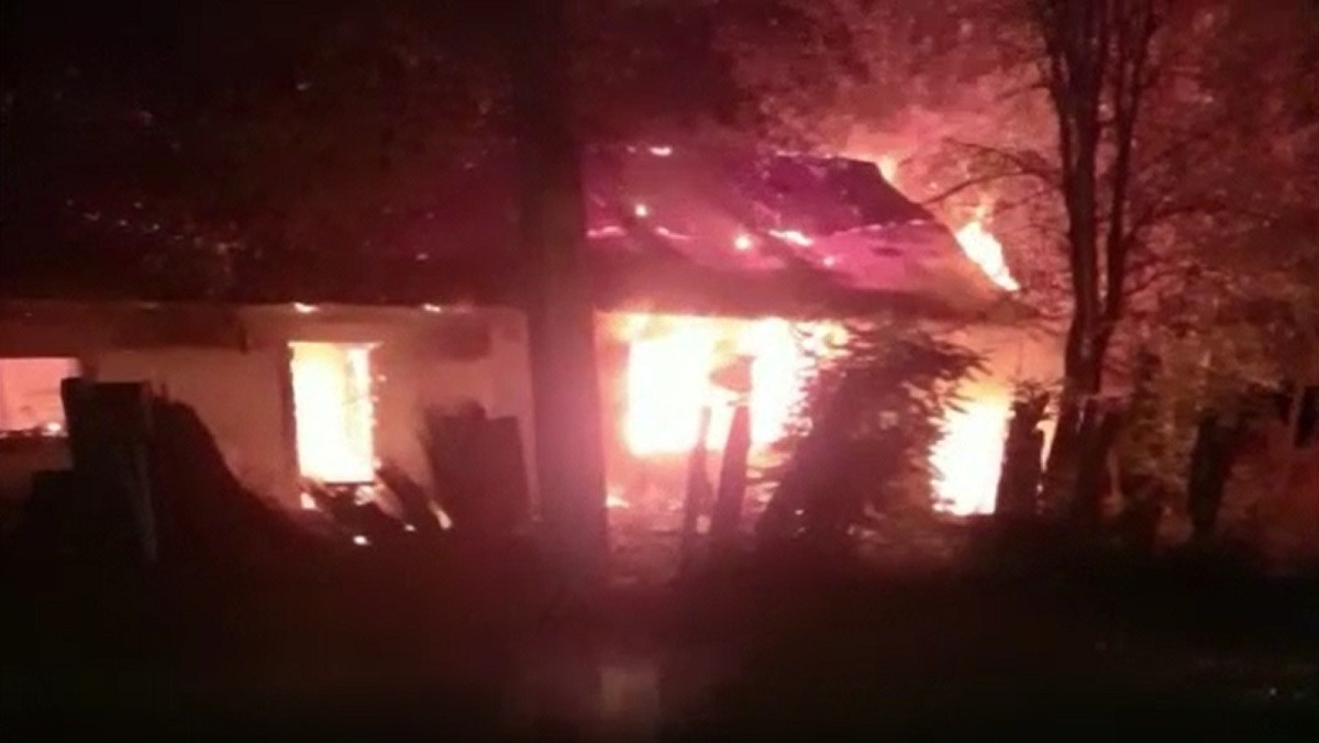 Un bărbat din județul Botoșani a rămas pe drumuri, după ce casa i-a fost mistuită de un incendiu