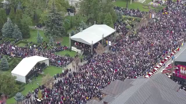 Zeci de mii de oameni ajung zilnic la moaștele Sf. Parascheva. O femeie a venit cu fetița de 1 an, care îi poartă numele