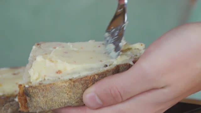 Untul a ajuns mai scump chiar și decât unele categorii de brânzeturi. Guvernul oferă fermierilor 92 milioane euro