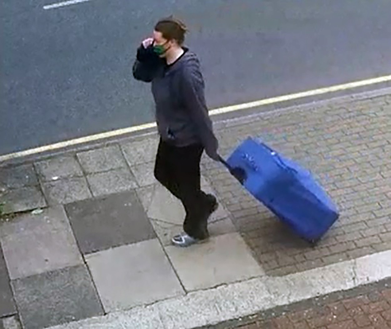 O femeie a plimbat cadavrul prietenei sale într-un geamantan timp de două ore. Ce a făcut după VIDEO