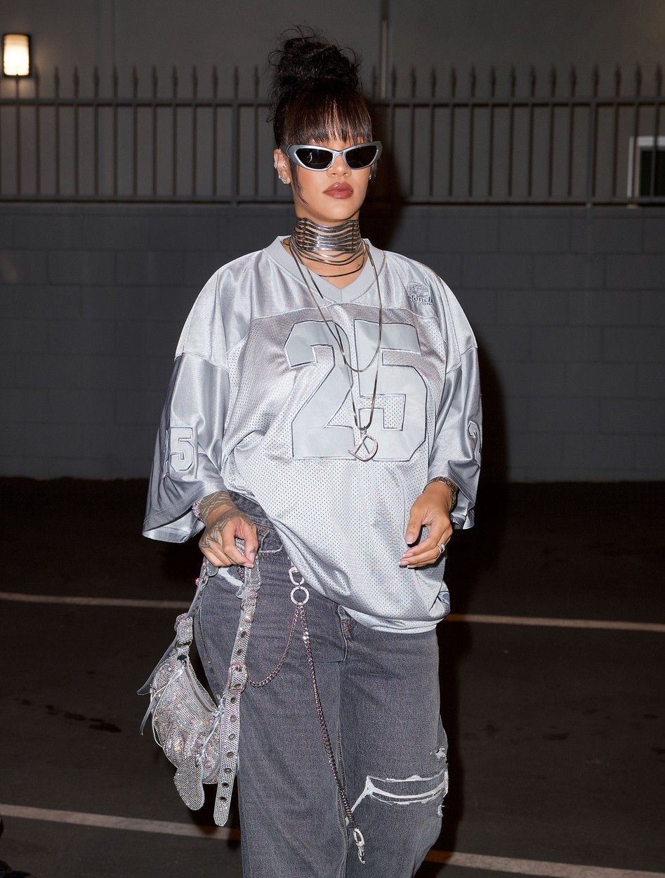 Rihanna, apariție în lenjerie intimă la cinci luni după ce a născut. Cum arată acum cântăreața VIDEO, GALERIE FOTO