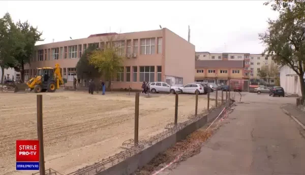 Ce a scris pe rețelele sociale eleva din Pitești agresată sexual de profesorul de religie. Bărbatul i-a mărturisit iubirea