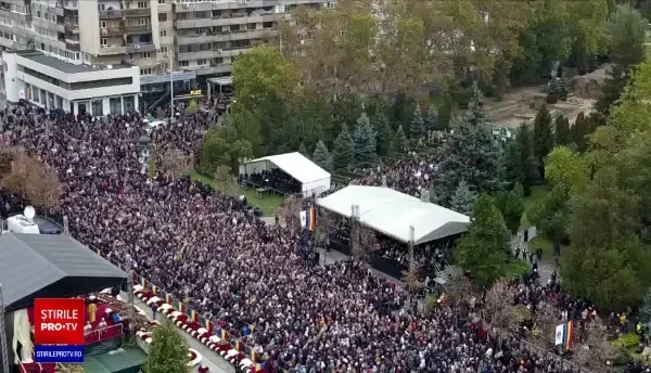 Zeci de mii de oameni ajung zilnic la moastele Sf. Parascheva. O femeie a venit cu fetița de 1 an, care îi poartă numele